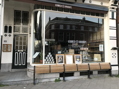845794 Gezicht op de etalage van het Baker's Café Vlaamsch Broodhuys (Nachtegaalstraat 54) te Utrecht.
